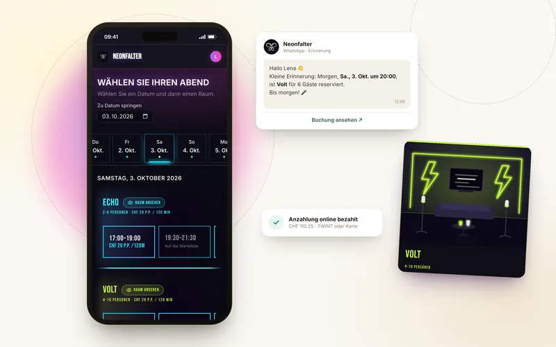Buchungsseite einer Beispiel-Karaoke-Bar im dunklen Neon-Look auf dem Handy, daneben die Raumansicht, eine WhatsApp-Erinnerung und eine bezahlte Anzahlung